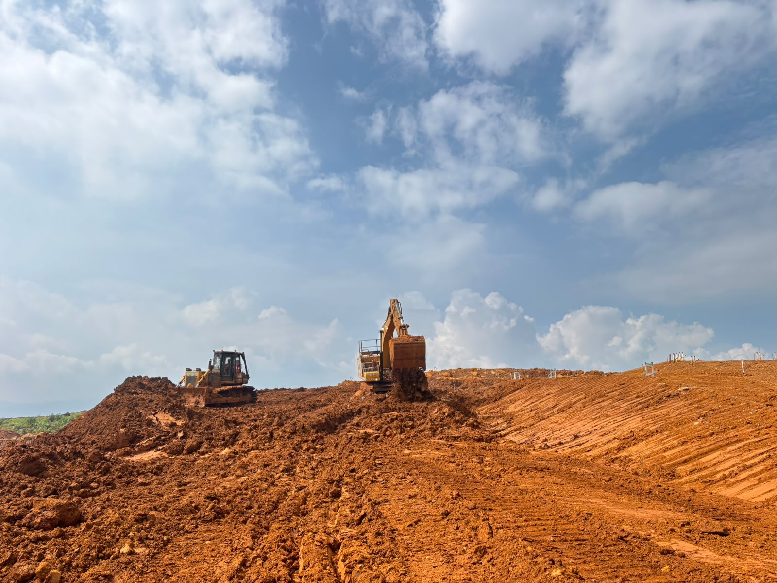 aktivitas slope dan dozing material ob